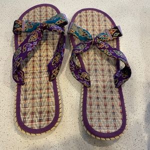 NEW W/O TAGS PURPLE/MULTI COLOR BAMBOO FLIP FLOP SANDALS SZ 8-9